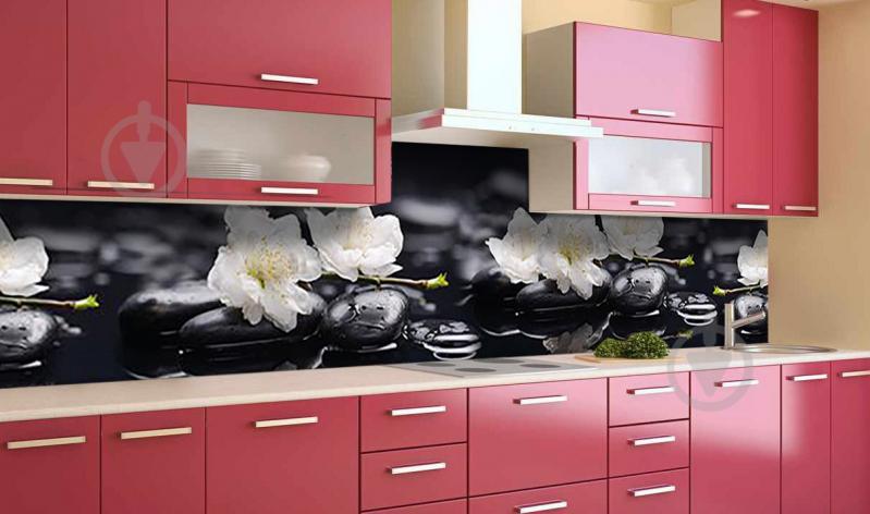 Наклейка виниловая кухонный фартук  Zatarga  "Белые цветы на камнях"  600х2500 мм