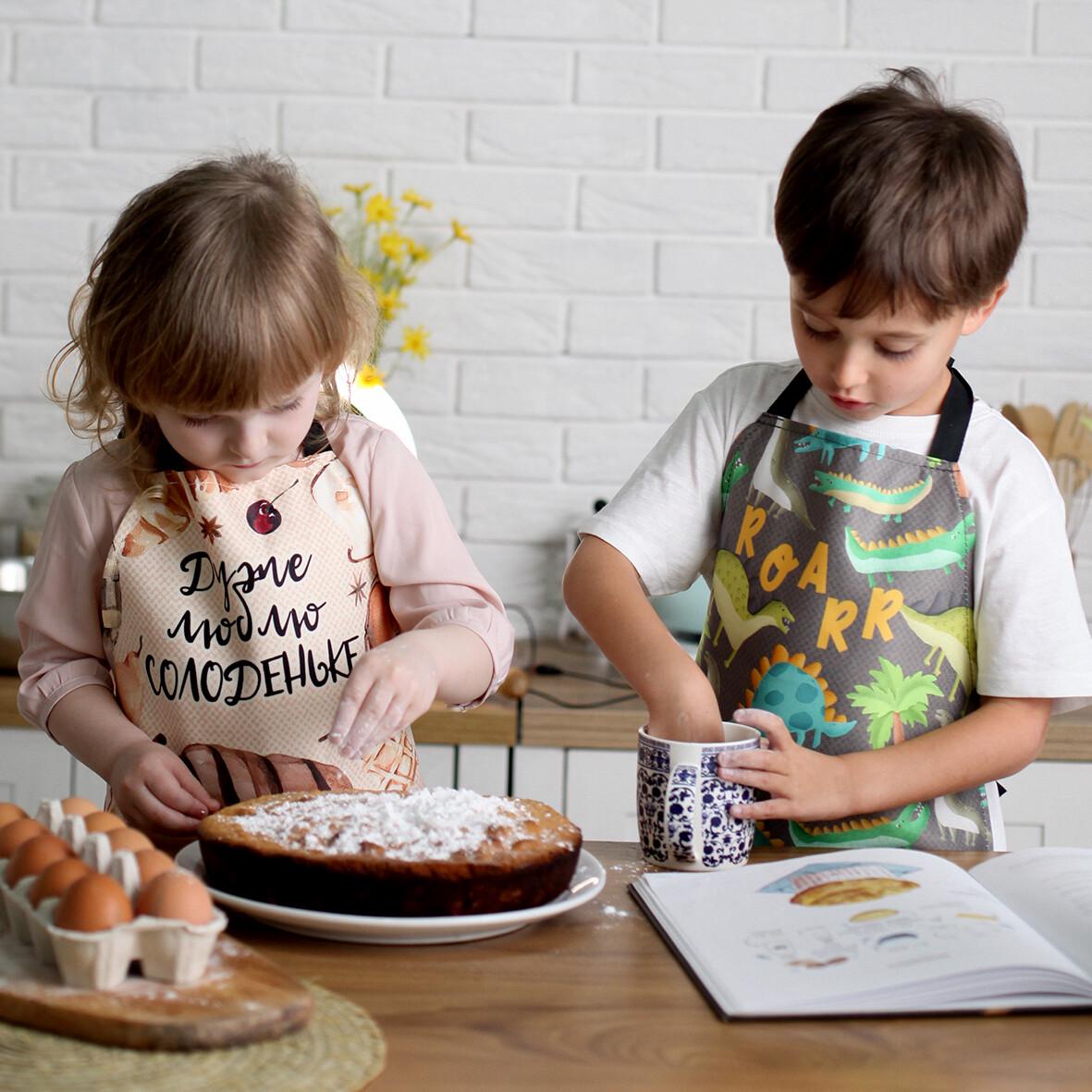 Фартук детский Сolorful "Дуже люблю солоденьке" 42х60 см (FRTCD_21A003) - фото 4 Фартук детский Сolorful "Дуже люблю солоденьке" 42х60 см (FRTCD_21A003) - фото 4