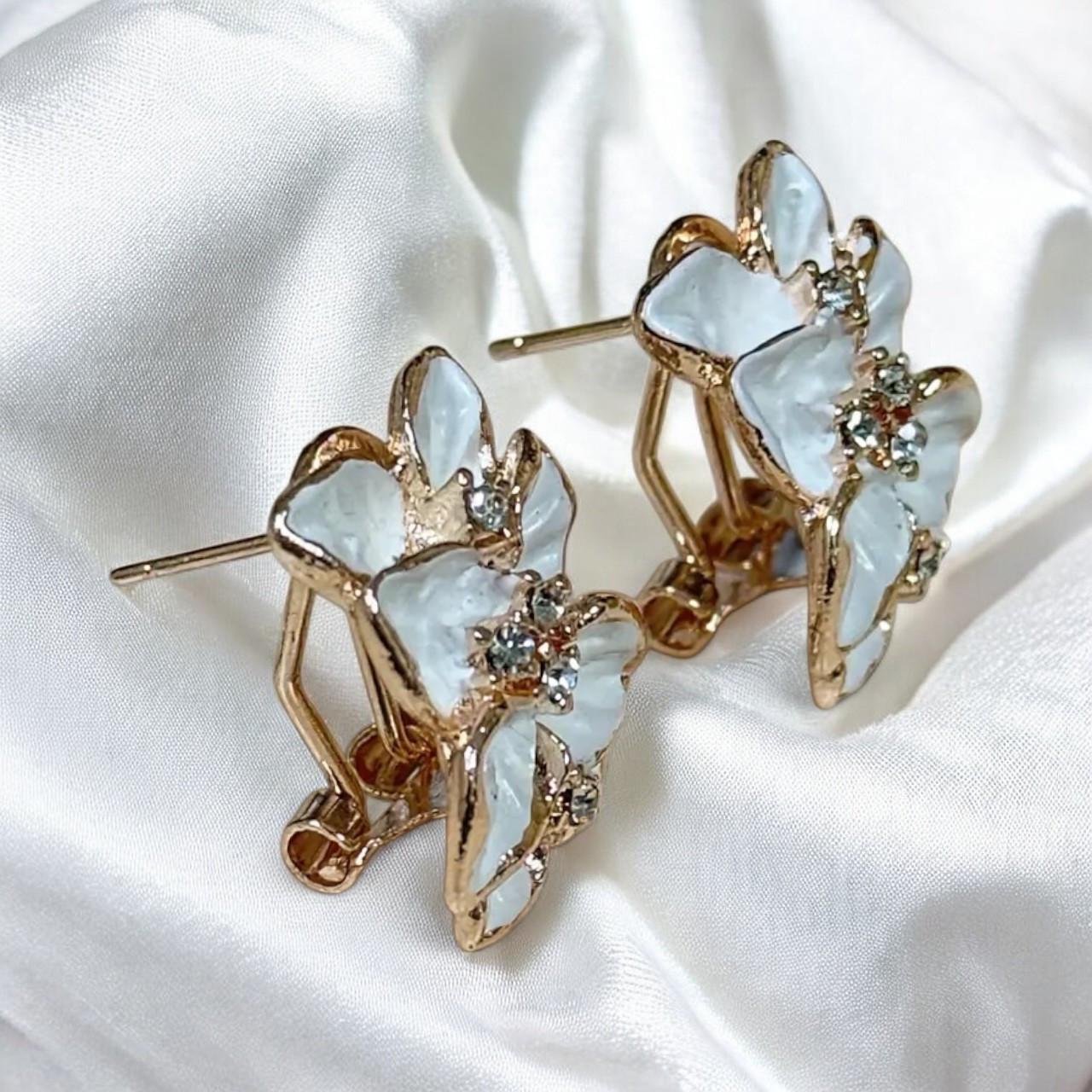 Сережки Primo Glory у формі квітів з білими пелюстками та кристалами Gold/White (2773171307)