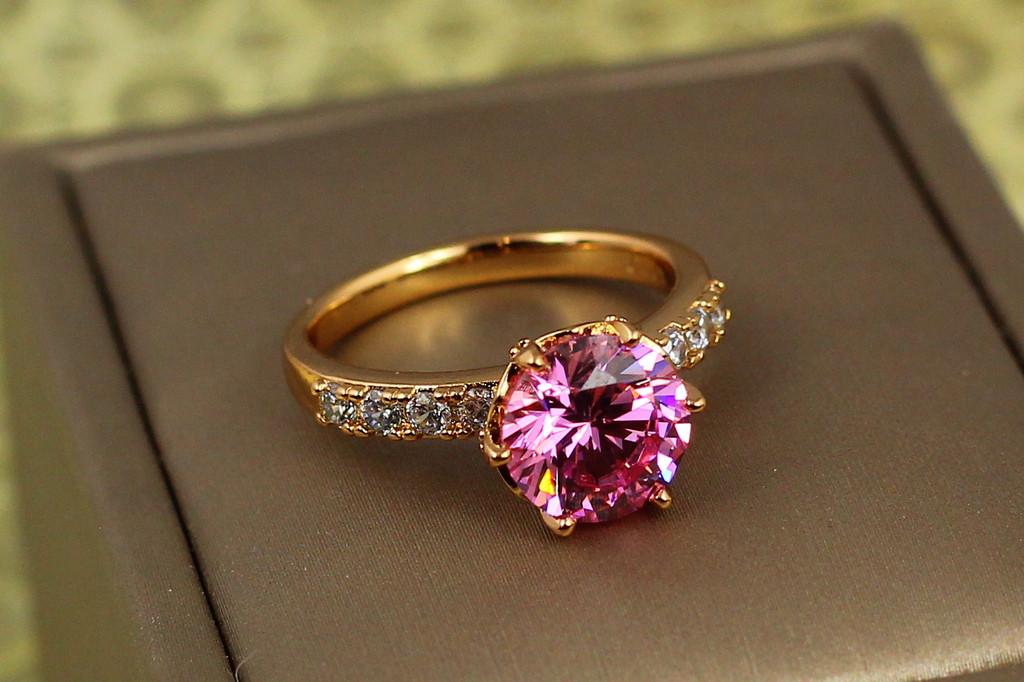 Каблучка Xuping Jewelry Зерно граната з рожевим каменем р. 20 Золотистий