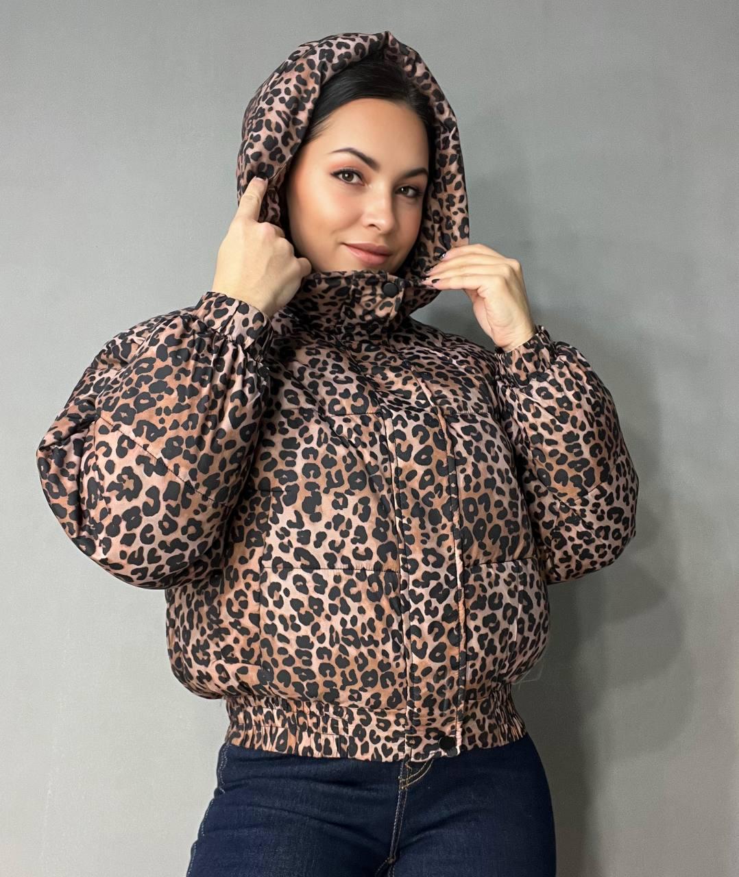 Куртка женская Lady Yep 9006 короткая с капюшоном леопардовый принт на резинке демисезонная р. 46 Коричневый (3277) - фото 3 Куртка женская Lady Yep 9006 короткая с капюшоном леопардовый принт на резинке демисезонная р. 46 Коричневый (3277) - фото 3