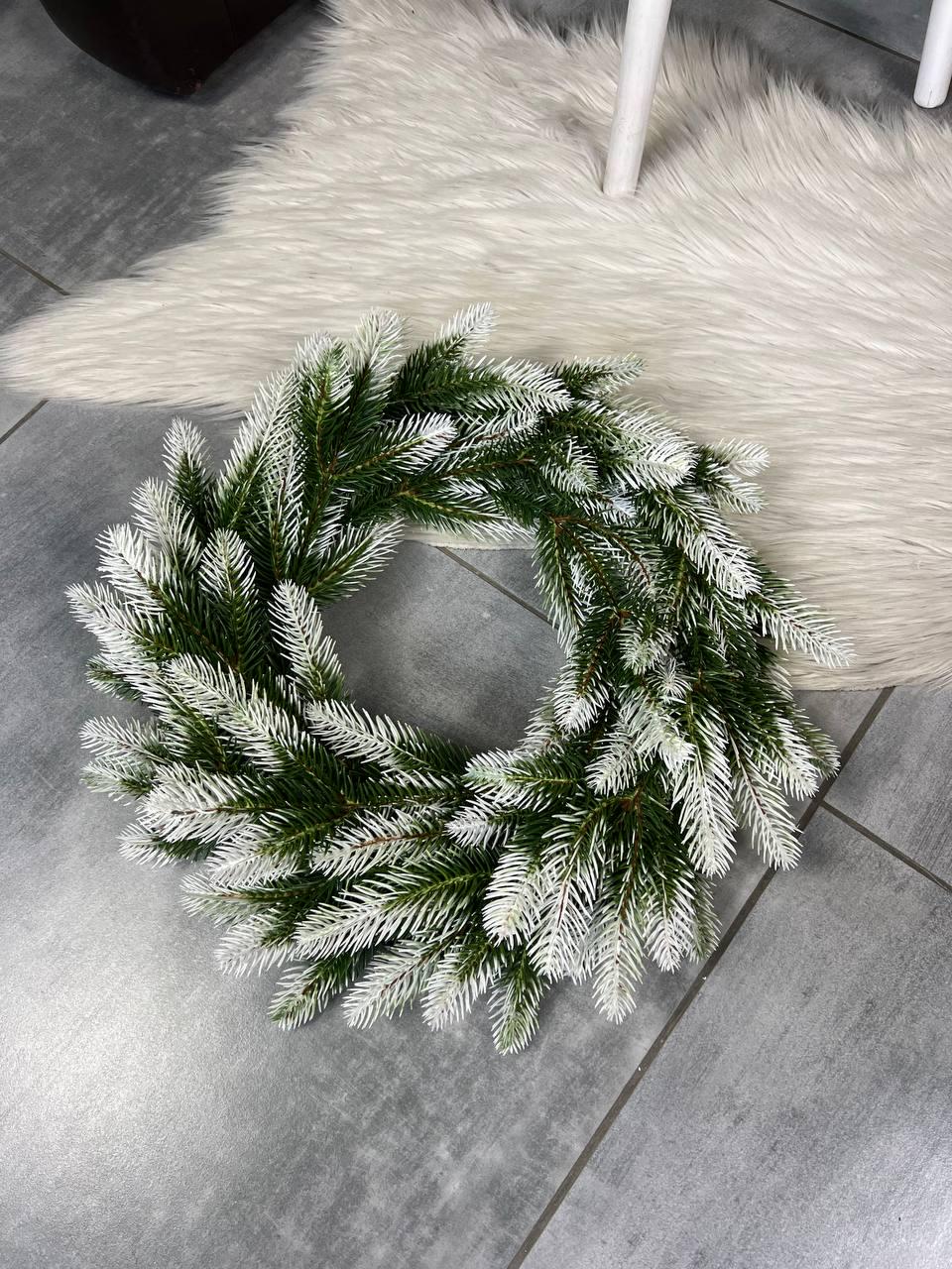Вінок новорічний Роял зі штучної хвої з білими кінчиками 40 см Зелений (YA678612) - фото 3 Вінок новорічний Роял зі штучної хвої з білими кінчиками 40 см Зелений (YA678612) - фото 3