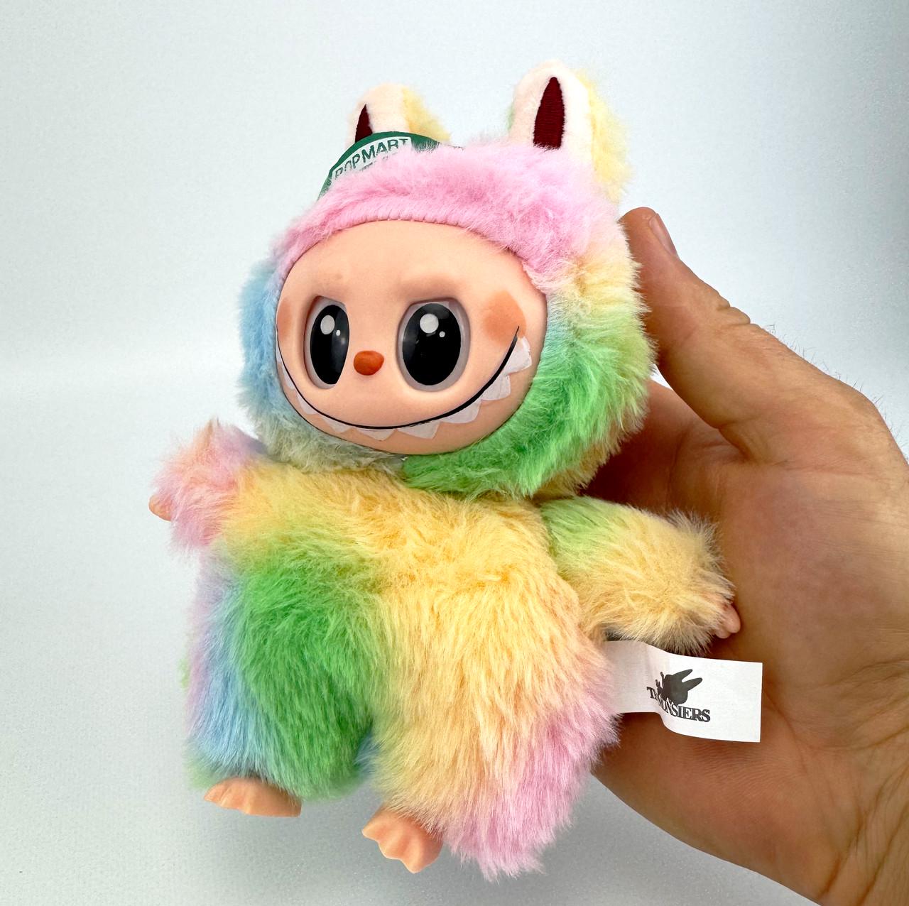 Мягкая игрушка-брелок Лабубу Labubu 4 серия 18 см Радужный (27883282) - фото 4 Мягкая игрушка-брелок Лабубу Labubu 4 серия 18 см Радужный (27883282) - фото 4