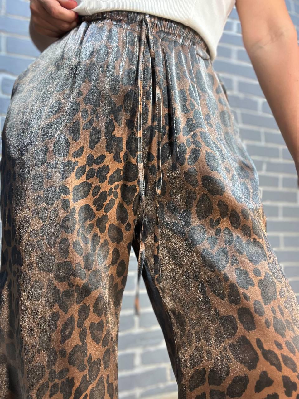 Брюки женские MY FASHION 1694 палаццо широкие на резинке леопардовый принт шелк OS Коричневый (2203) - фото 4