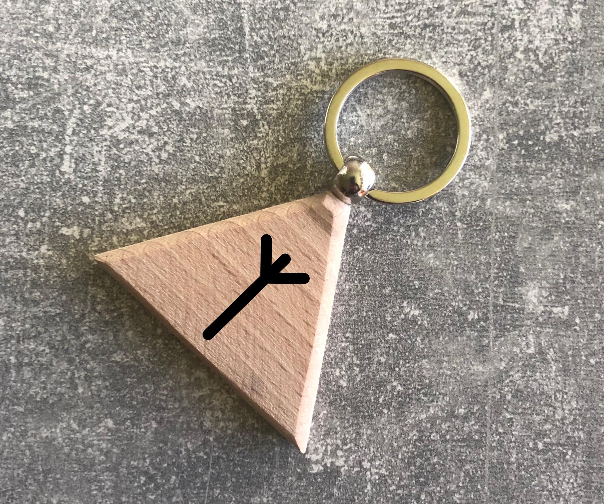 Брелок деревянный треугольный с руной Старшого футарк "Альгиз" (15010308015)