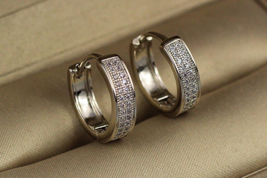 Серьги кольца Хuping Jewelry с камнями бортики по краям 1,5 см Серебристый