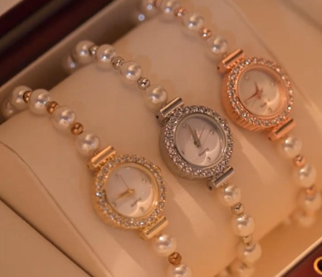 Наручний кварцовий годинник з регульованим браслетом із перлин та стразами Золотистий (2689612586) - фото 6 Наручний кварцовий годинник з регульованим браслетом із перлин та стразами Золотистий (2689612586) - фото 6