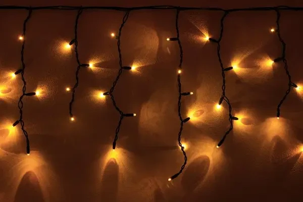 Гірлянда вулична UKC Бахрома на чорному дроті 120 LED IP65 5х0,6 м Теплий білий - фото 5 Гірлянда вулична UKC Бахрома на чорному дроті 120 LED IP65 5х0,6 м Теплий білий - фото 5