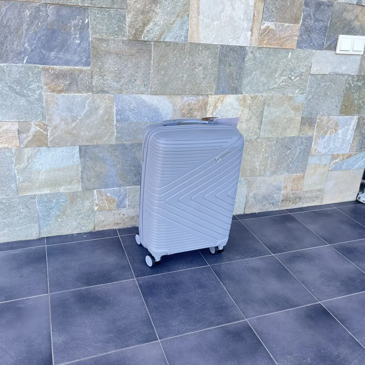 Чемодан дорожный из полипропилена Bloom 1706 средний М 63 л Серый - фото 2 Чемодан дорожный из полипропилена Bloom 1706 средний М 63 л Серый - фото 2