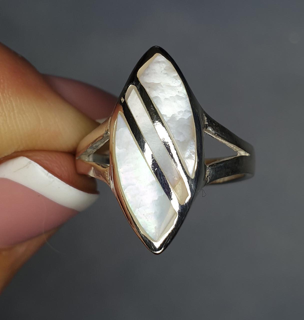 Кольцо серебряное с перламутром р. 18 4,42 г (1323749220)