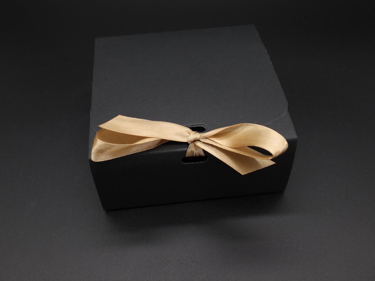 Коробка подарочная с ленточкой сборная с откидной крышкой 11,5х11,5х5 см Черный (OA-25) - фото 4 Коробка подарочная с ленточкой сборная с откидной крышкой 11,5х11,5х5 см Черный (OA-25) - фото 4