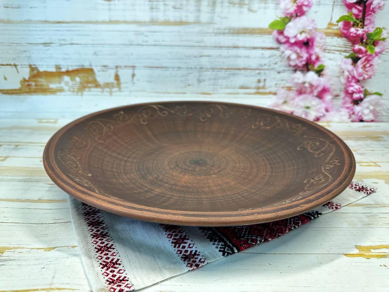 Блюдо глиняное с декоративной резьбой 35 см (1986188769)