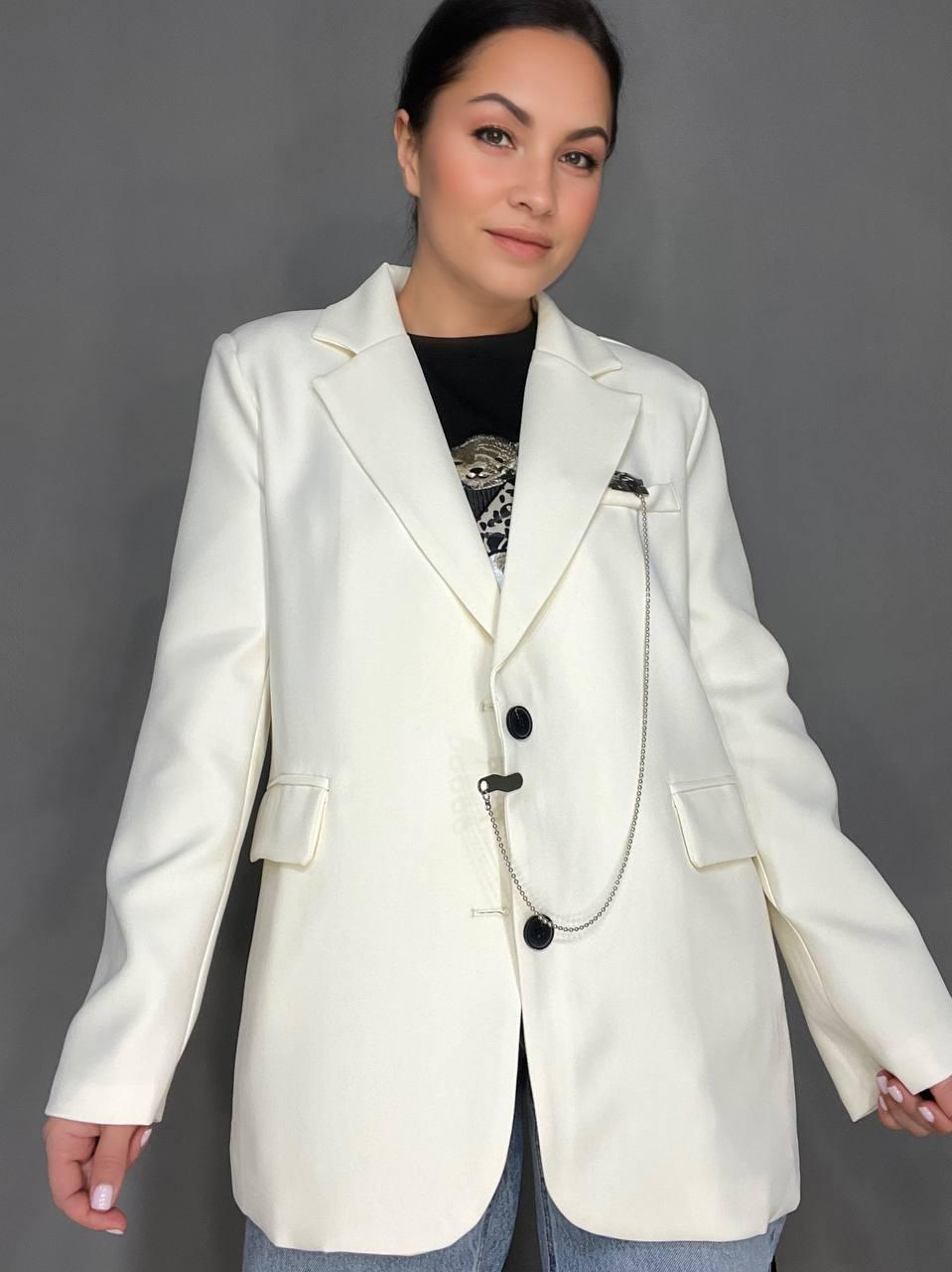 Пиджак женский Qidian 91110 широкий крой на пуговицах с аксессуаром цепочкой OS Белый (3805) - фото 9 Пиджак женский Qidian 91110 широкий крой на пуговицах с аксессуаром цепочкой OS Белый (3805) - фото 9