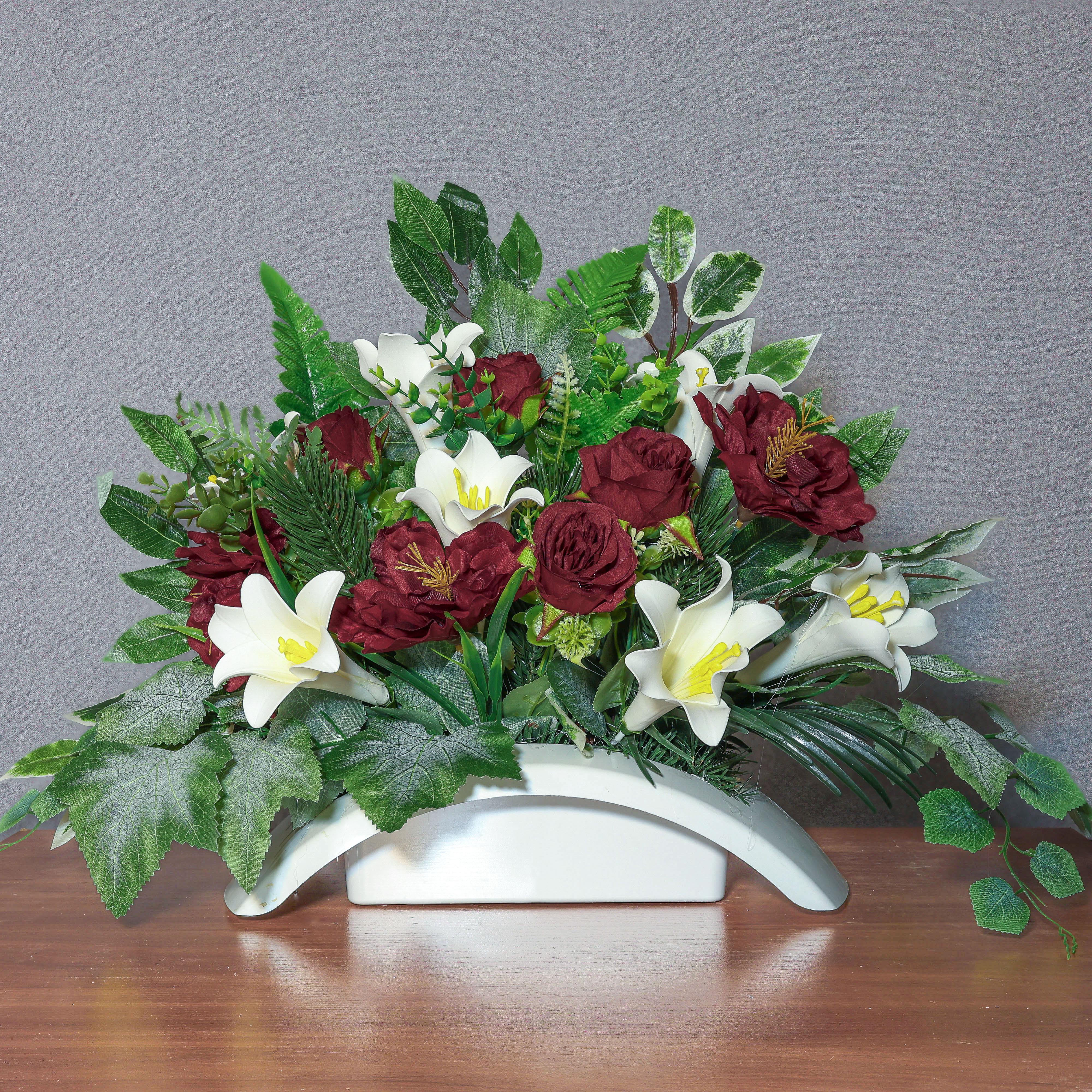 Композиція GALA DECOR зі штучних червоних троянд та білих лілій в білому кашпо 50 см (КБ4050ЛР)