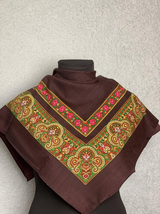 Платок шерстяной Бусы из цветов Коричневый (29439519)