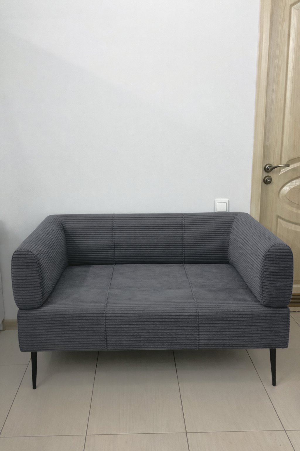 Диван офисный Tobi Sho Бенно-1 с подлокотниками 1200х720х750 мм велюр/вельвет Lotus 98/DK Grey (gfjkgh79)