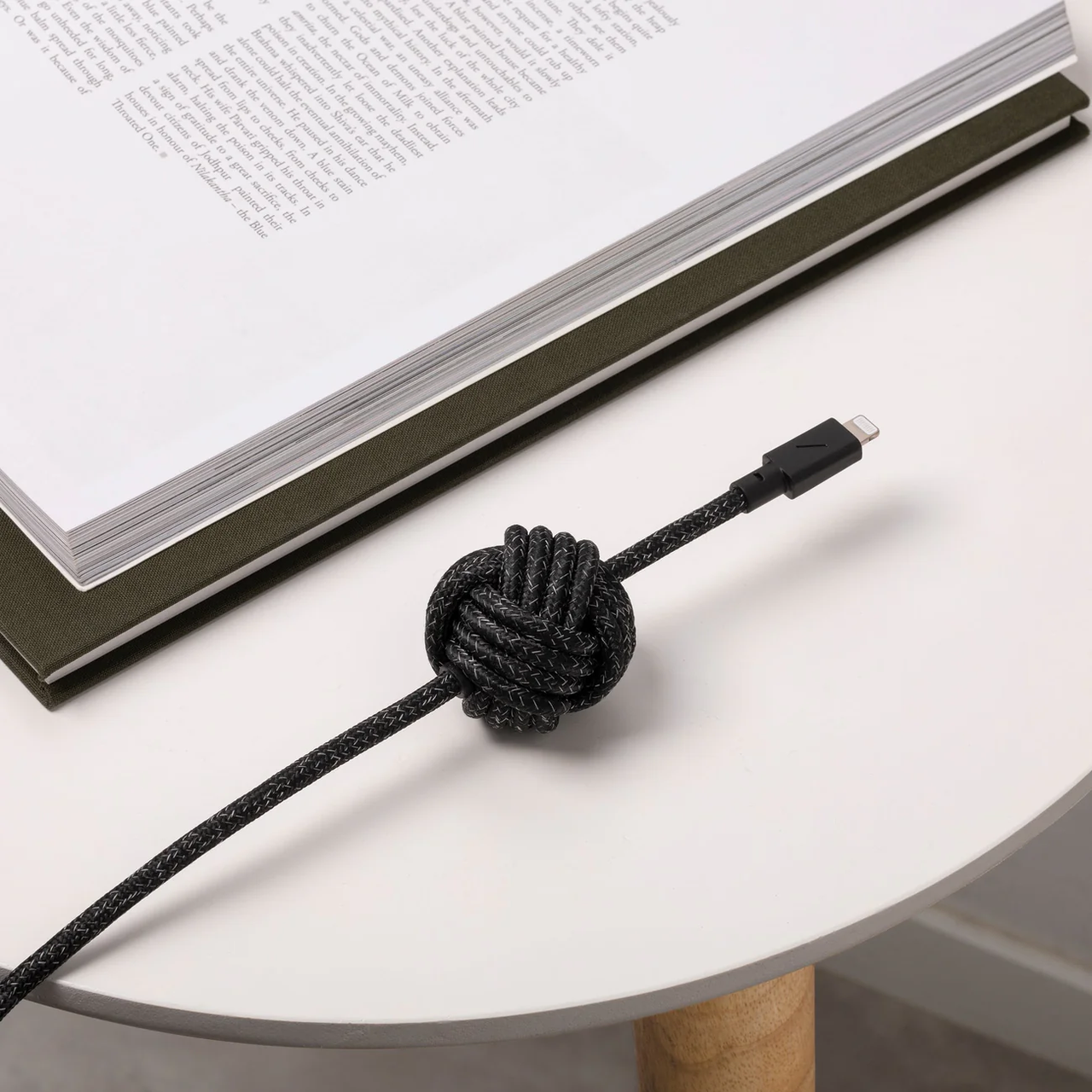 Кабель Native Union Night 3м Cable USB-C to Lightning, Cosmos Black (NCABLE-CL-CS-BK-NP) - фото 3 Кабель Native Union Night 3м Cable USB-C to Lightning, Cosmos Black (NCABLE-CL-CS-BK-NP) - фото 3