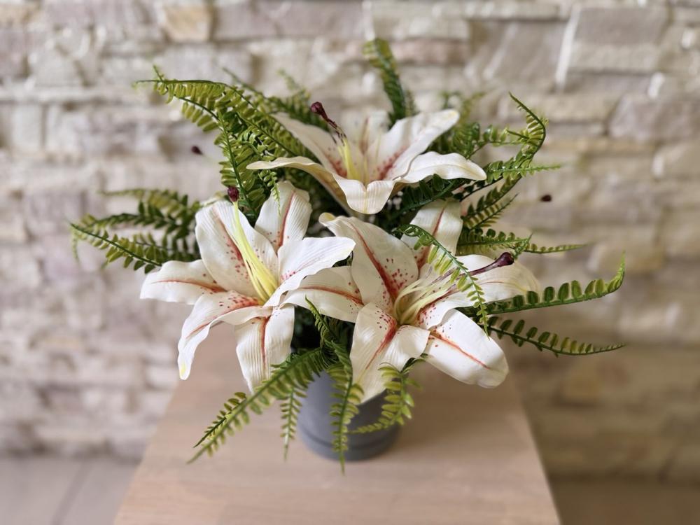 Букет белой лилии с зеленью в горшке Пластмакс (R0901) Букет белой лилии с зеленью в горшке Пластмакс (R0901)