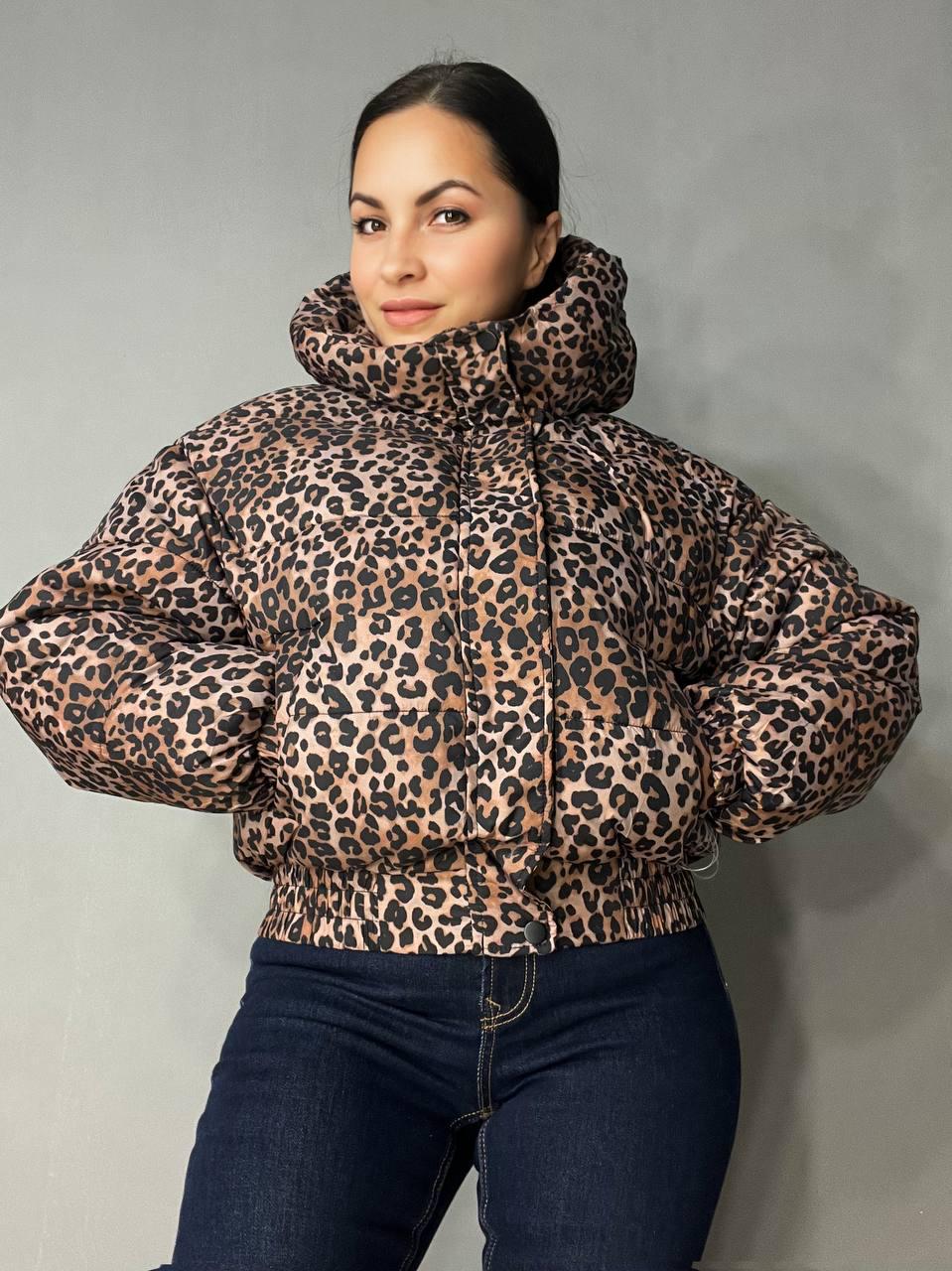 Куртка женская Lady Yep 9006 короткая с капюшоном леопардовый принт на резинке демисезонная р. 46 Коричневый (3277) - фото 4 Куртка женская Lady Yep 9006 короткая с капюшоном леопардовый принт на резинке демисезонная р. 46 Коричневый (3277) - фото 4