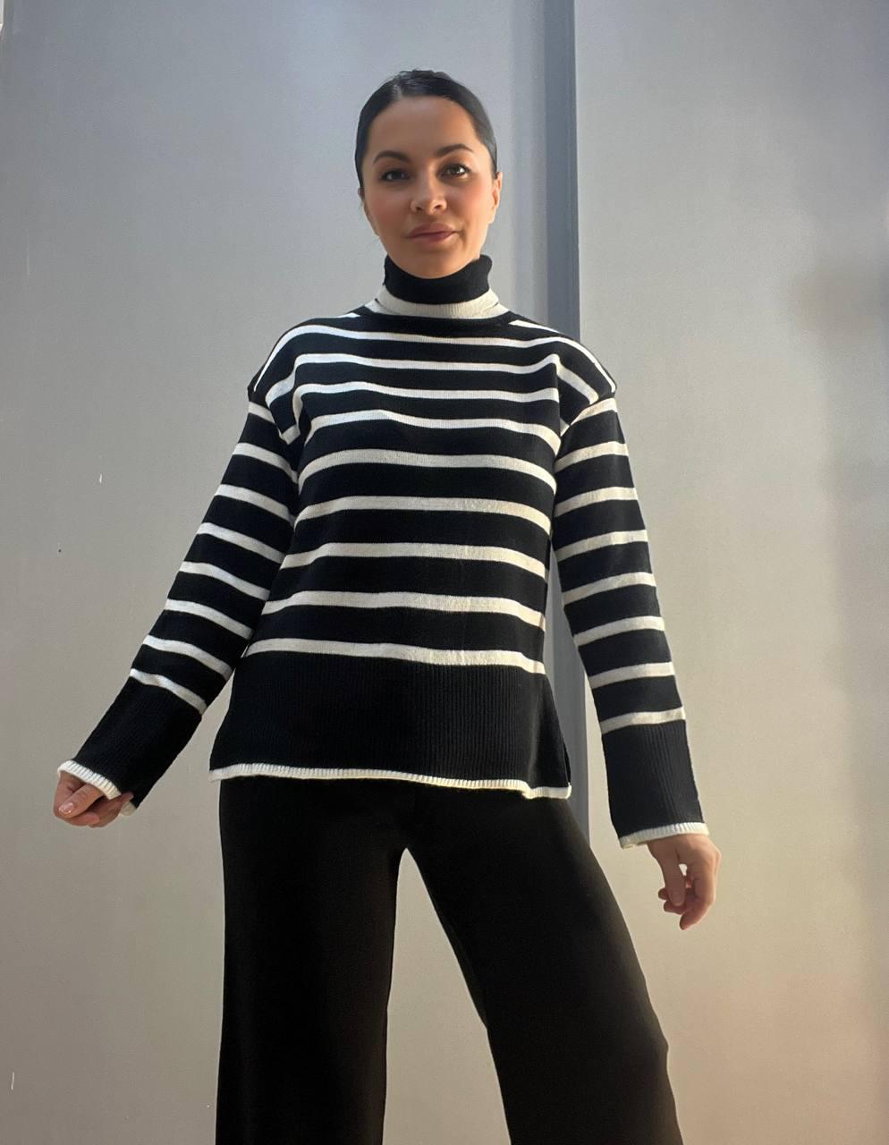 Светр жіночий A-N 263 високе горло смуга розрізи вільний OS Чорний (3147) - фото 5 Светр жіночий A-N 263 високе горло смуга розрізи вільний OS Чорний (3147) - фото 5