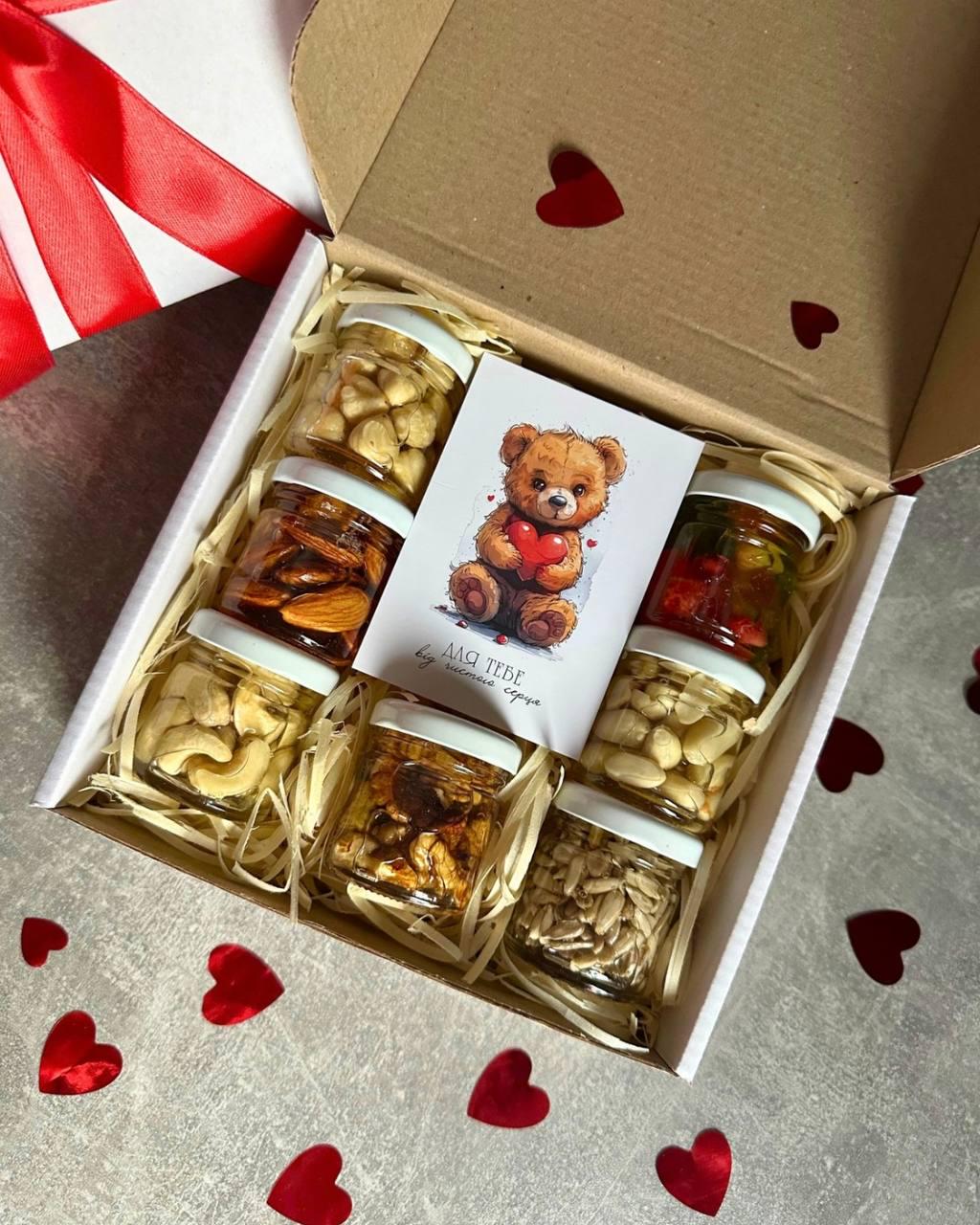 Набор подарков в коробке ко дню Валентина орешки в меде акации 7 баночек по 50 г Белый