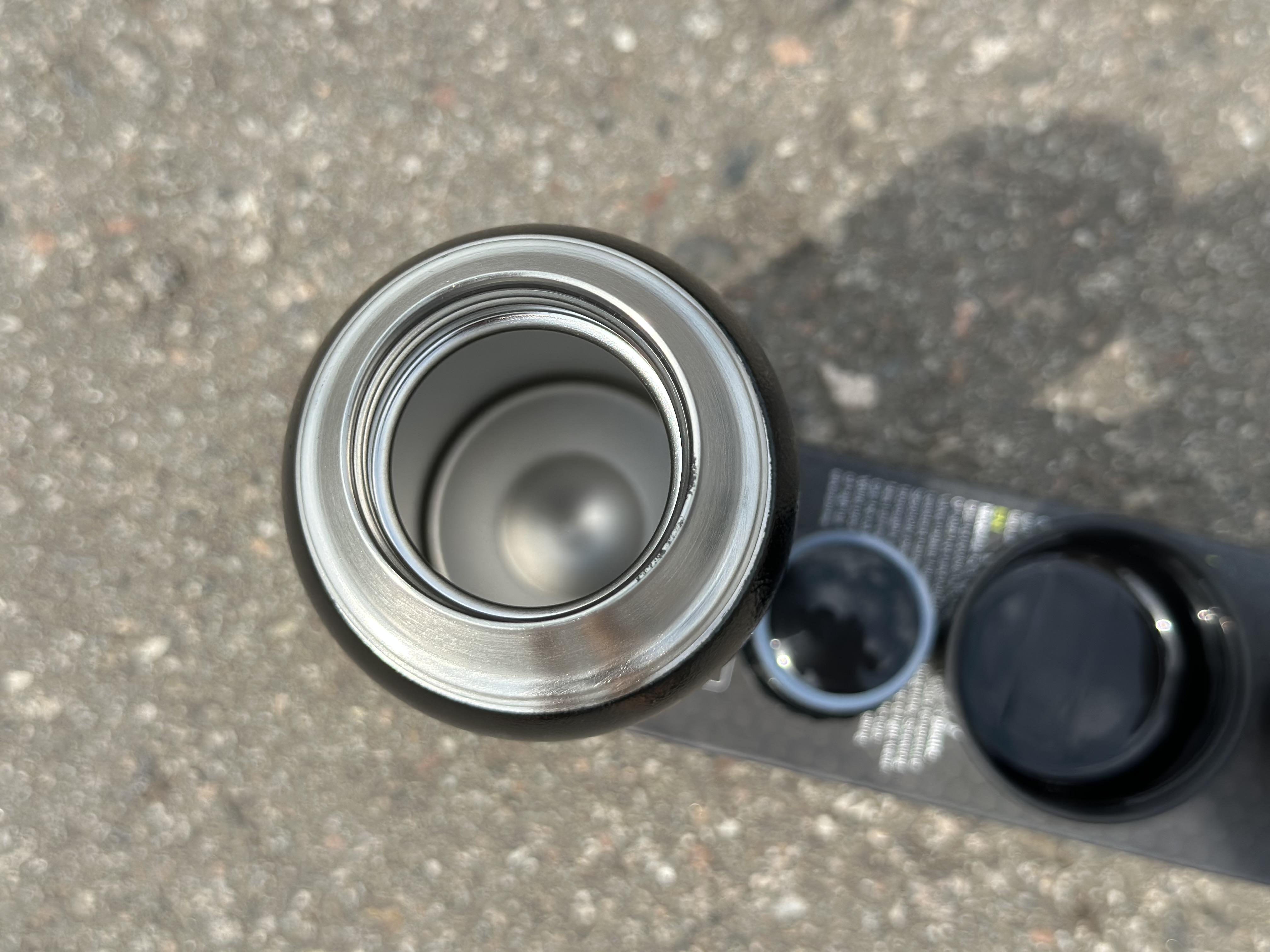 Термос для напитков Tramp expeditio с нержавейки держит 24 ч. 0,75 л (UTRC-031-black) - фото 6 Термос для напитков Tramp expeditio с нержавейки держит 24 ч. 0,75 л (UTRC-031-black) - фото 6