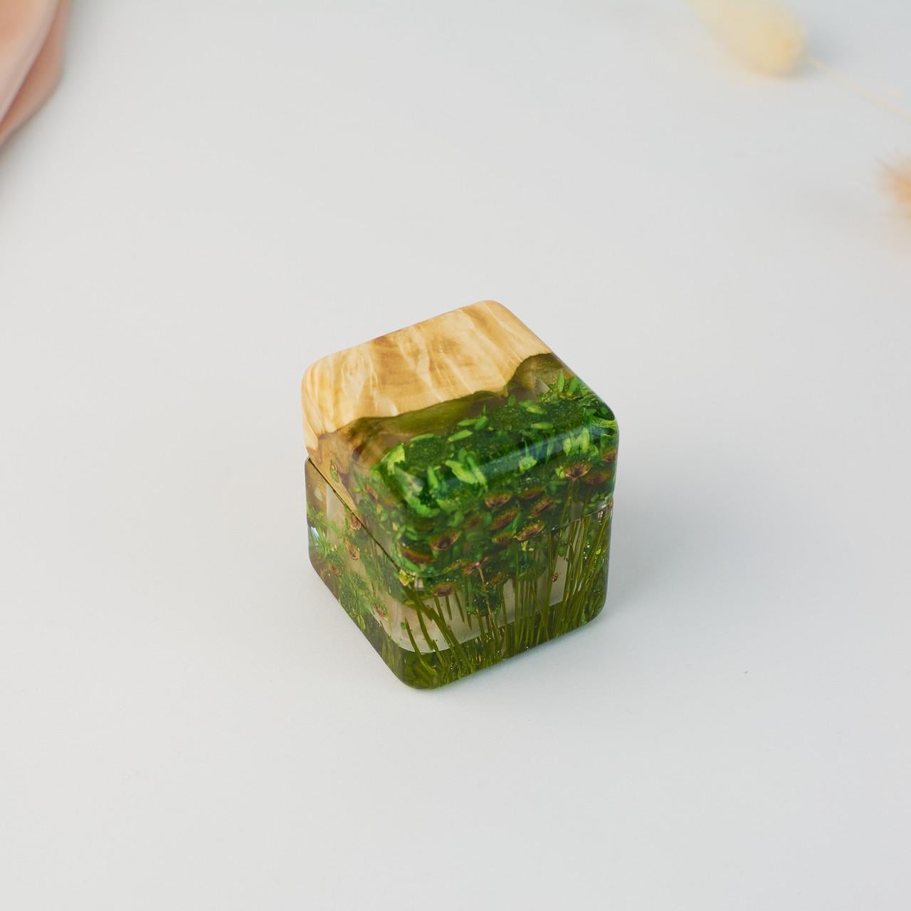 Коробочка для кольца Bloom Wood из эпоксидной смолы и цветов с деревом 40х40х40 мм Green (2976316752)