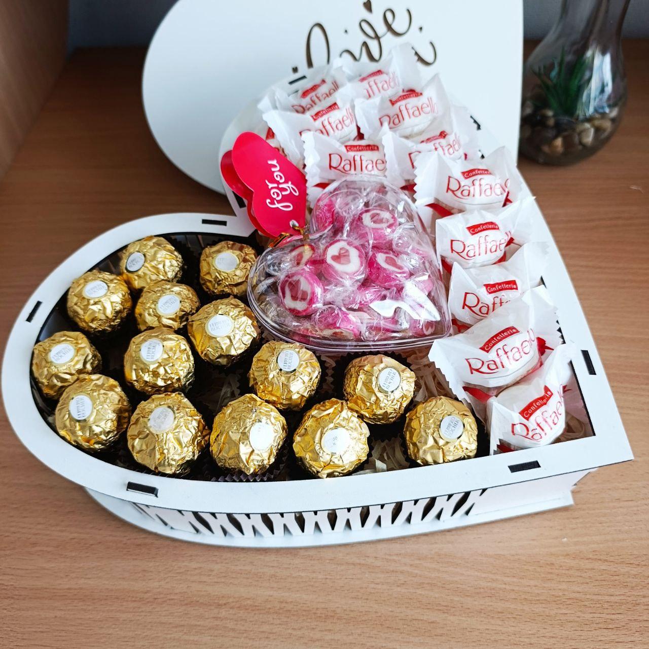 Подарочный бокс с конфетами Ferrero и Raffaello на праздник/день рождения/день влюбленных/8 марта (ar425)