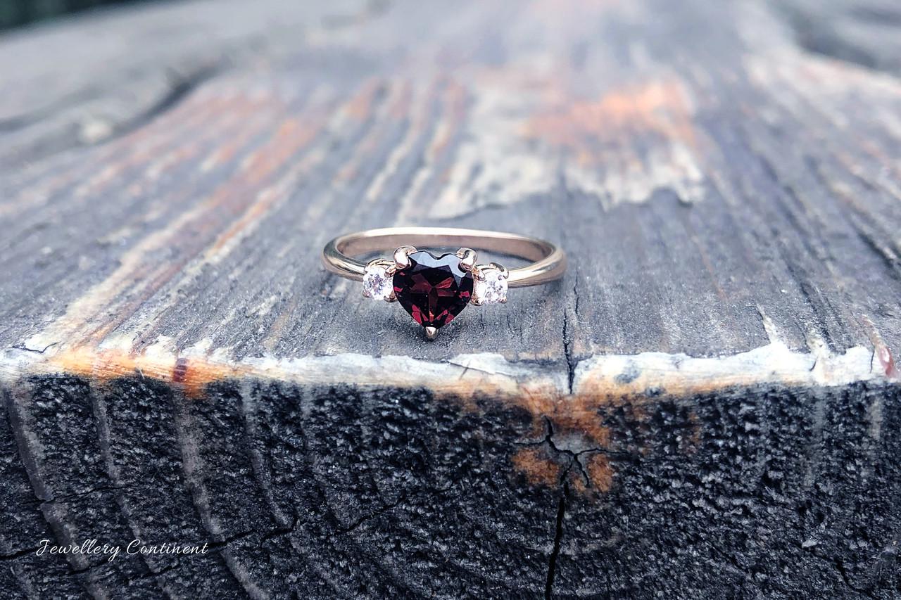 Кільце жіноче золоте з гранатом у формі серця (2248360877)