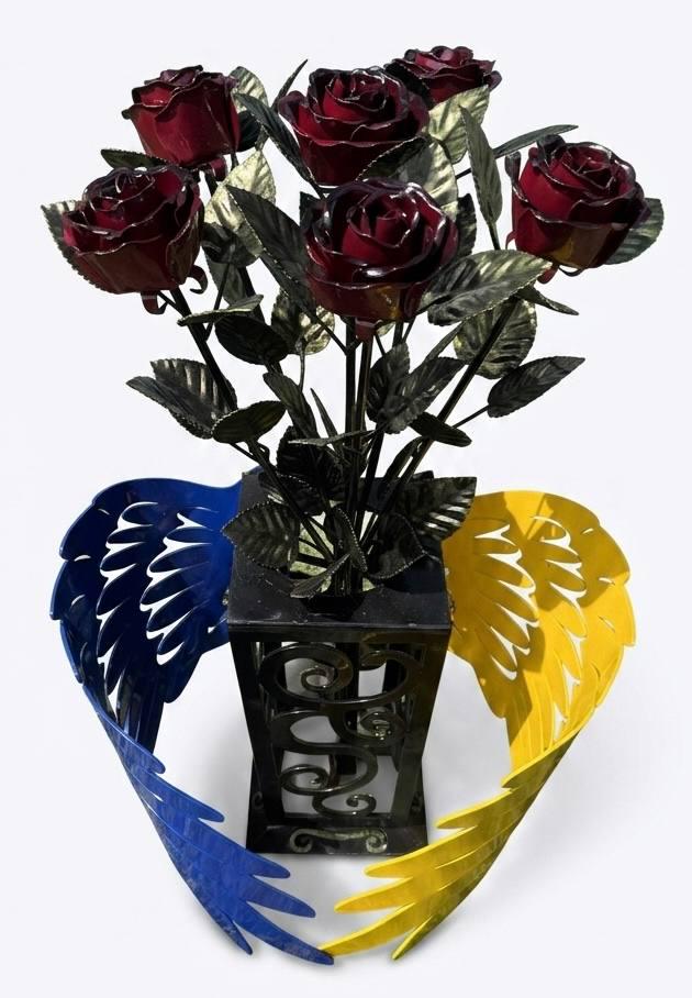 Ковані троянди в ажурній вазі з крилами ангела 6 шт. 70 см Бордовий градієнт (ЛК32)