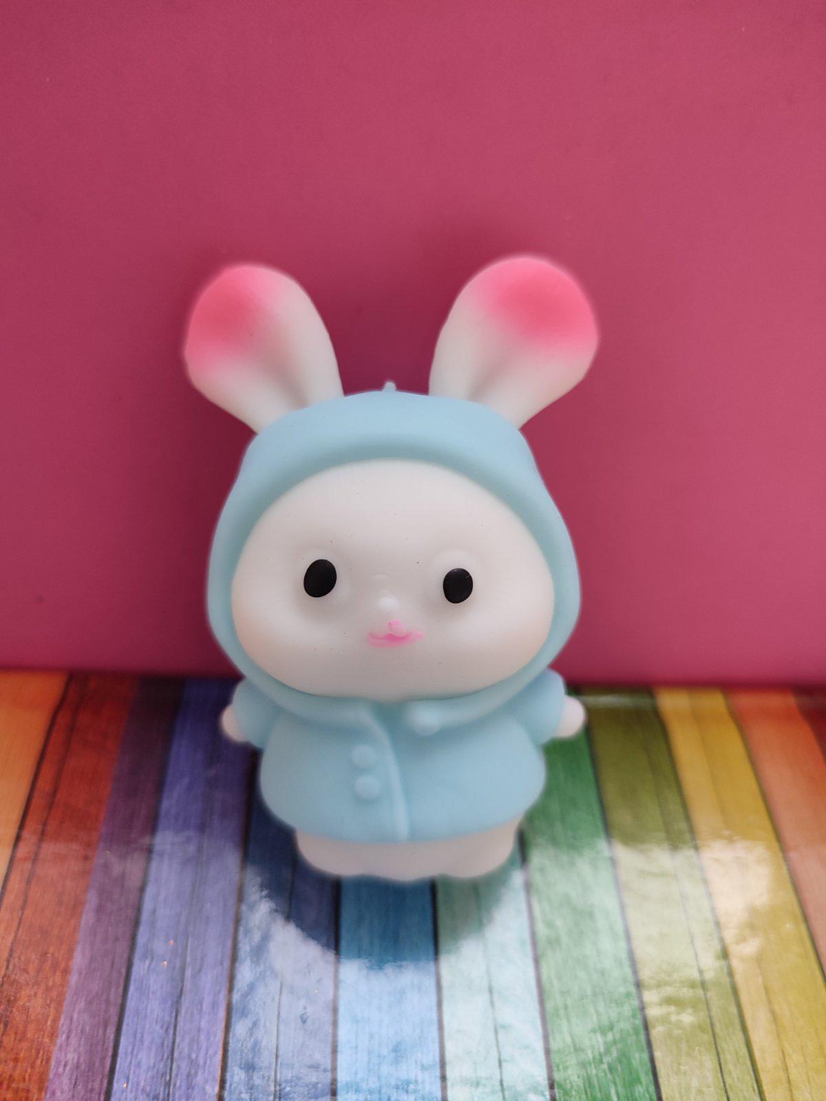 Игрушка-антистересс Сквиши Зайчик в плаще с капюшоном (22802) Игрушка-антистересс Сквиши Зайчик в плаще с капюшоном (22802)