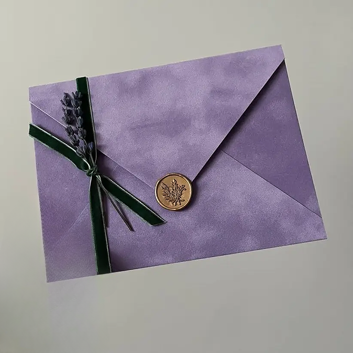 Конверт оксамитовий з підкладкою А5 16х21,5 см на магнітній застібці з печаткою та декором Лавандовий (2674996759) Конверт оксамитовий з підкладкою А5 16х21,5 см на магнітній застібці з печаткою та декором Лавандовий (2674996759)