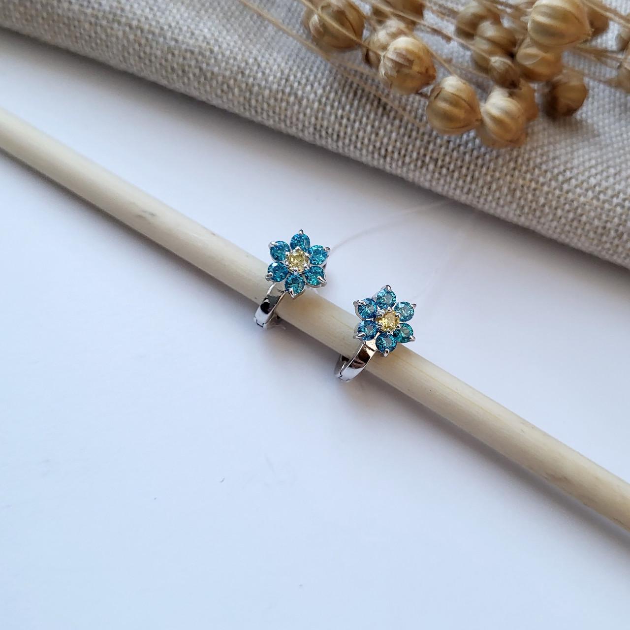 Серьги серебряные Незабудка детские с голубыми камнями покрытые родием 925 пробы 2 г (57371р)