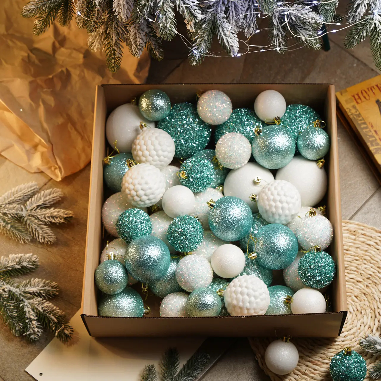 Набор новогодних блестящих украшений Созвездие на елку 40 шаров Белый/Мятный (77941534) - фото 1