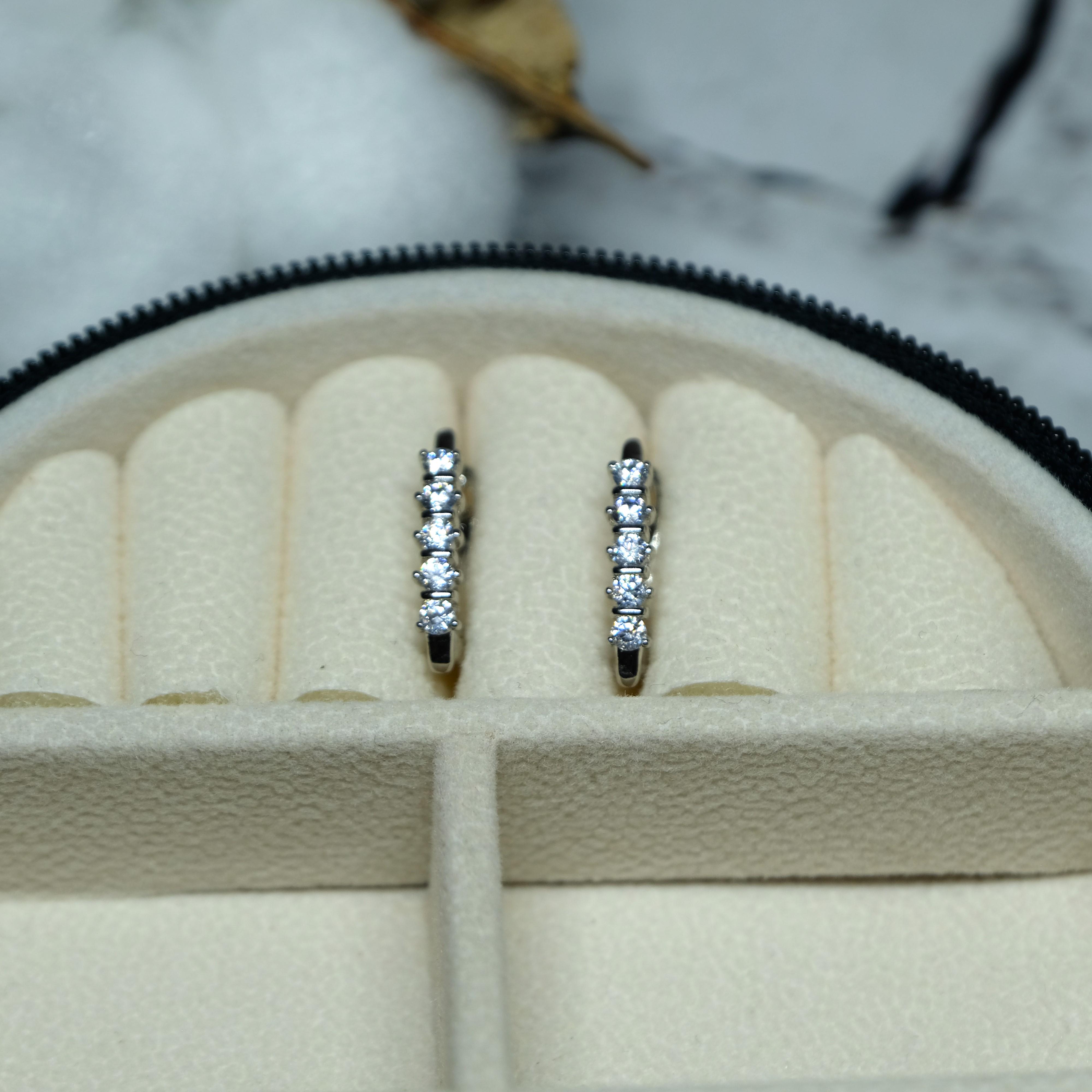 Сережки Xuping Jewerly с белым цирконом из медицинского сплава родий 17х3 мм (XCP-431) Сережки Xuping Jewerly с белым цирконом из медицинского сплава родий 17х3 мм (XCP-431)