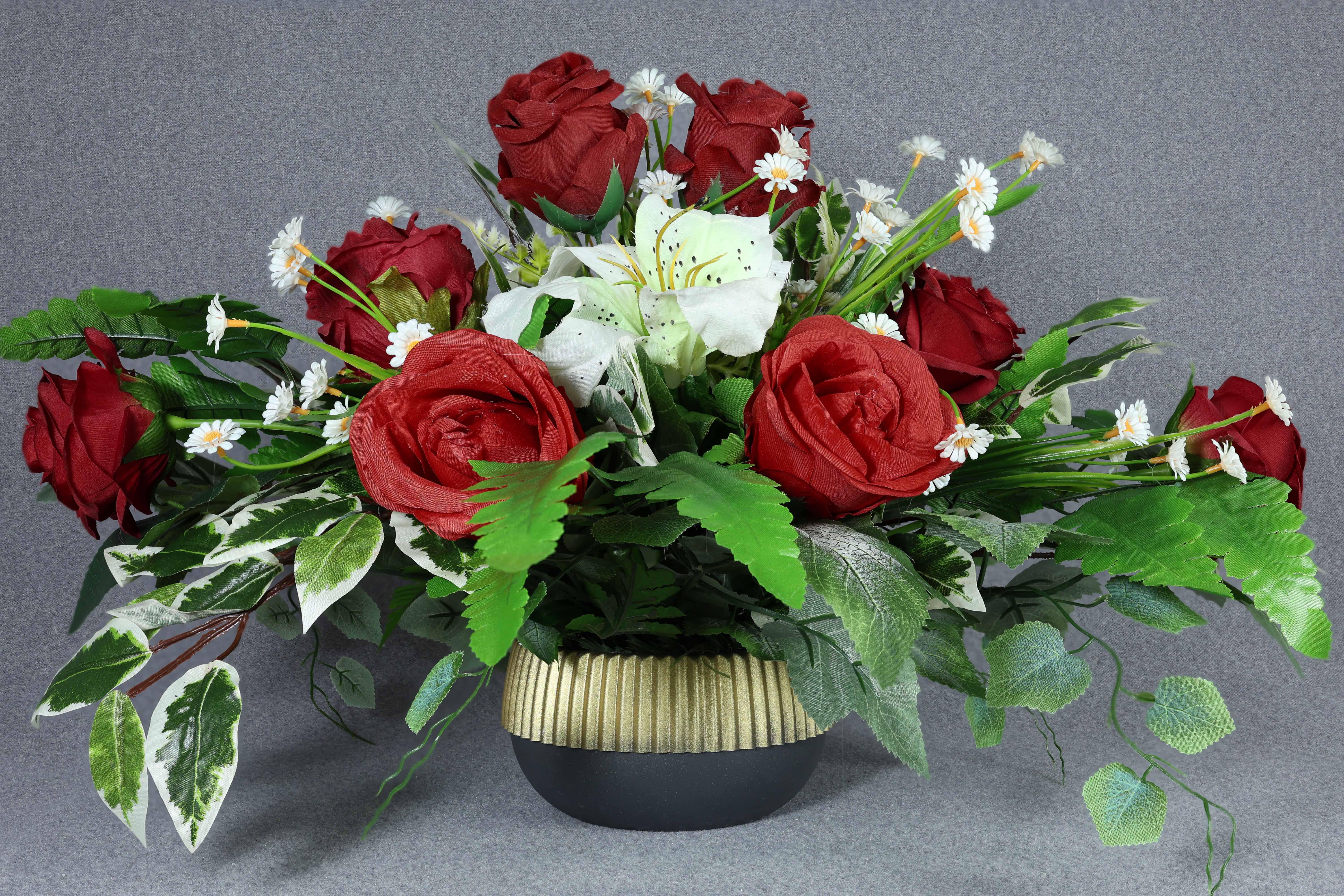 Композиція GALA DECOR із штучних троянд та зелені в кашпо
