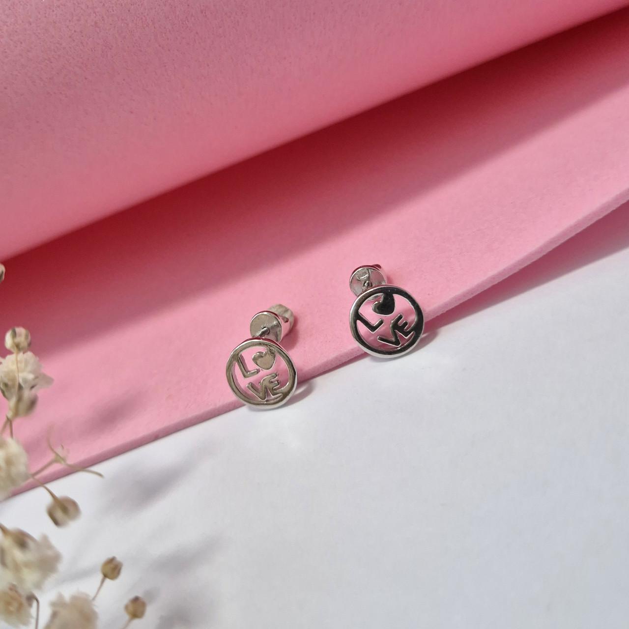 Серьги серебряные гвоздики Love на закрутках без камней серебро 925 пробы (5445р)