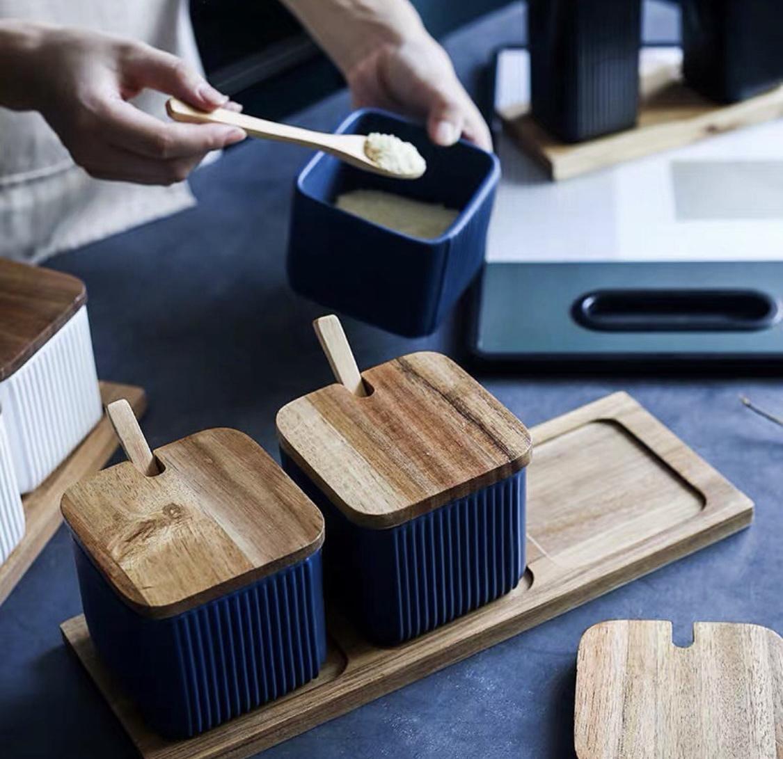 Набір керамічних ємностей з кришками для сипучих 3 шт. на підставці Синій (70007) - фото 6 Набір керамічних ємностей з кришками для сипучих 3 шт. на підставці Синій (70007) - фото 6