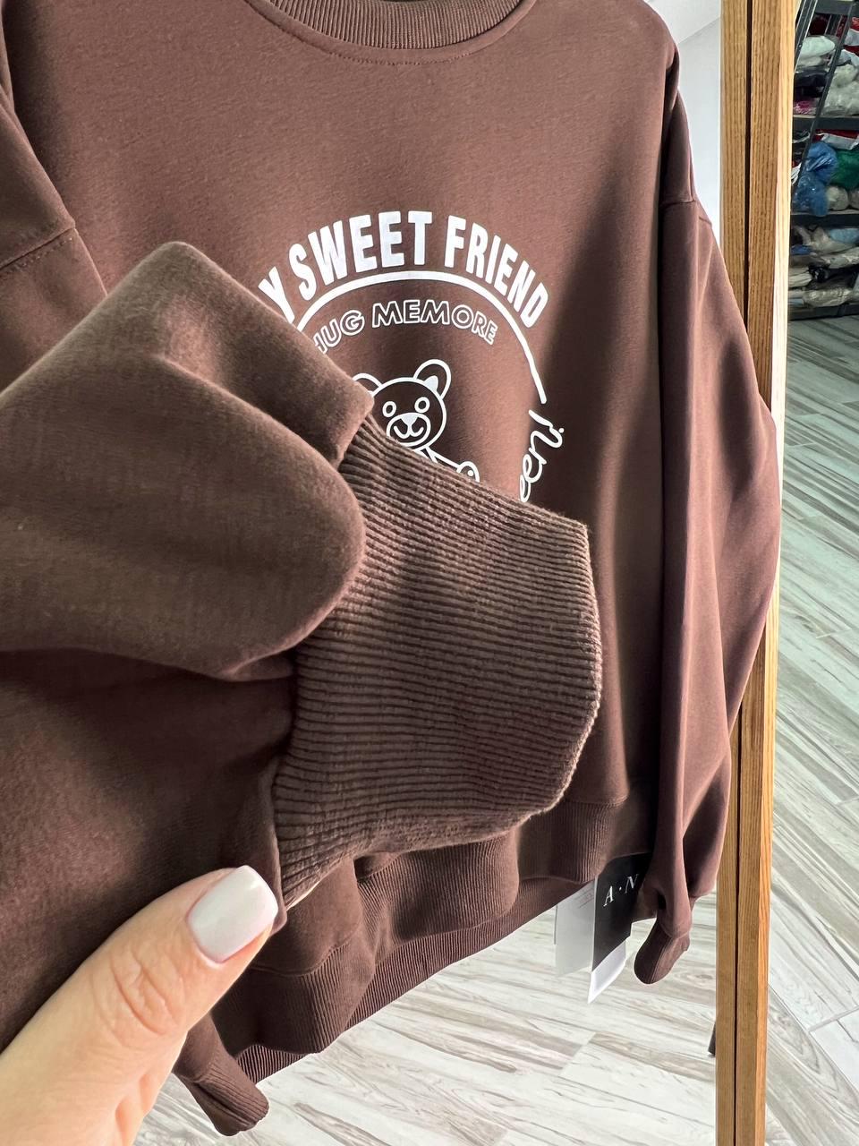 Свитшот женский A-N 25057 с рисунком мишкой впереди средней длины комфорт OS Шоколадный (3341) - фото 6 Свитшот женский A-N 25057 с рисунком мишкой впереди средней длины комфорт OS Шоколадный (3341) - фото 6