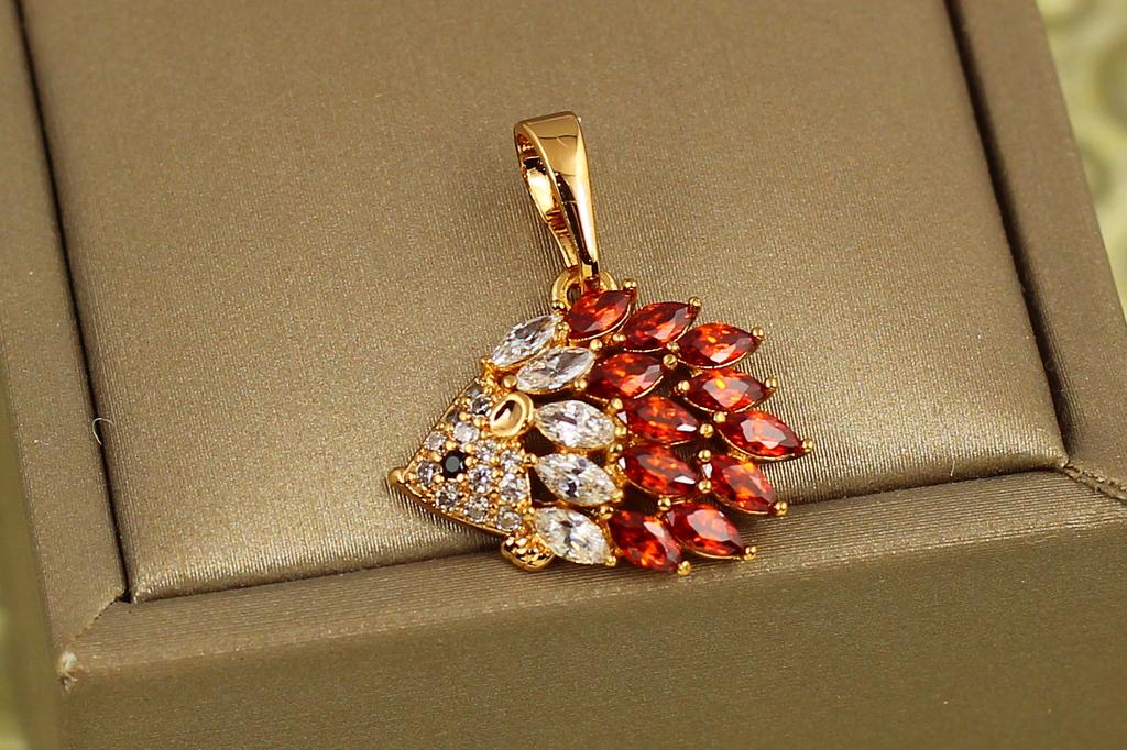 Кулон Xuping Jewelry ежик с красными камнями 1,5 см золотистый