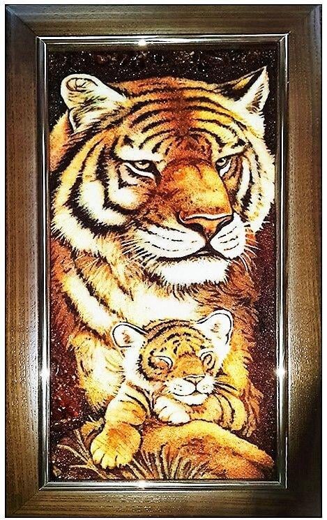 Картина Тигрица с тигром из янтаря 20х30 см (К0075-20х30)