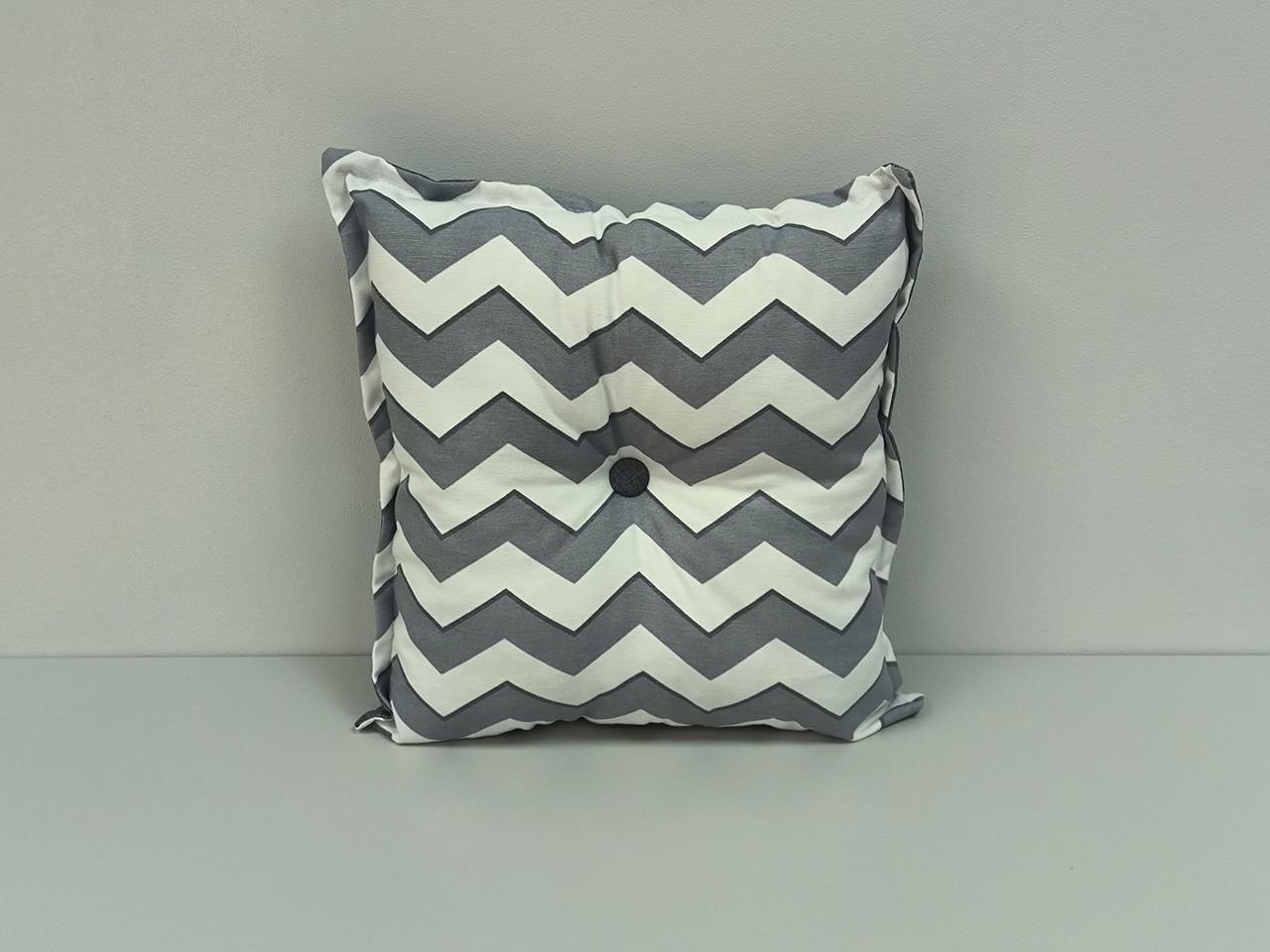 Декоративная подушка из рогожки Зигзаг с пуговицей 40x40 см Серый с белым (2084485971) Декоративная подушка из рогожки Зигзаг с пуговицей 40x40 см Серый с белым (2084485971)
