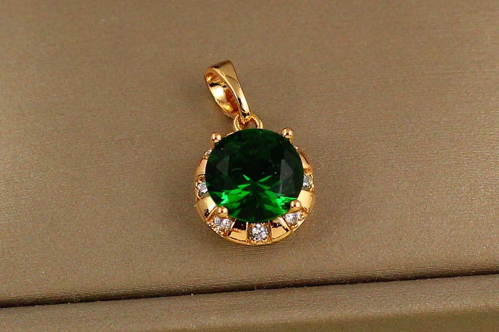 Кулон Xuping Jewelry зеленый камень в оправе из белых фианитов 11 мм Золотистый (28585332)