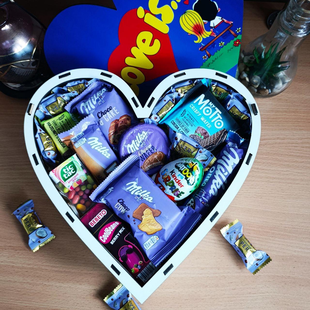 Подарочный бокс сердце с принтом Love is... со сладостями для девушки или ребенка (ar168)