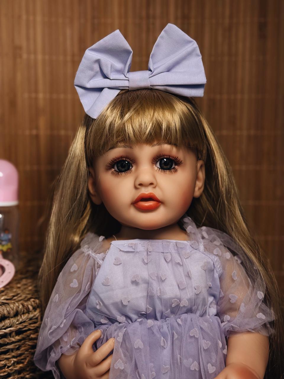Кукла кукла реалистичная KEIUMI винил-силиконовая в платье и бантие с аксессуарами 55 см Фиолетовый - фото 2
