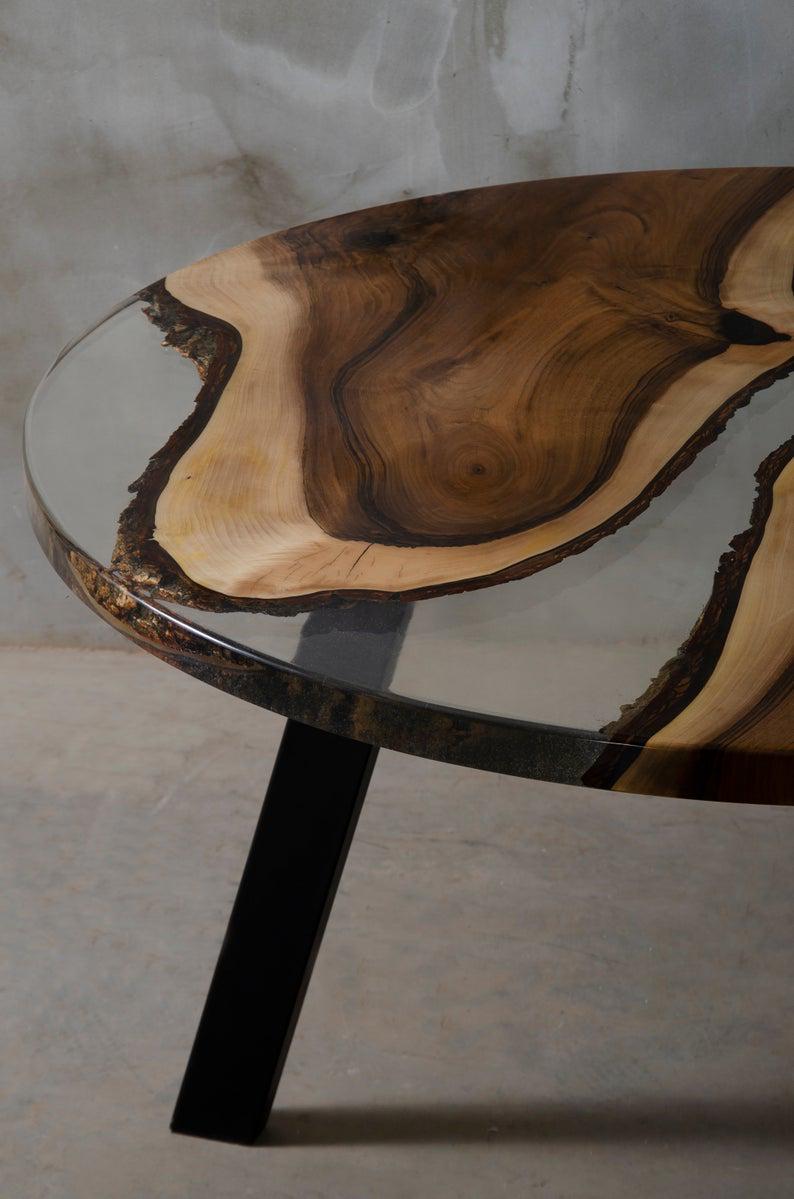 Стол журнальный река Токио дизайнерский круглый из прозрачной эпоксидная смолы и массива ореха 700х480 мм - фото 2 Стол журнальный река Токио дизайнерский круглый из прозрачной эпоксидная смолы и массива ореха 700х480 мм - фото 2