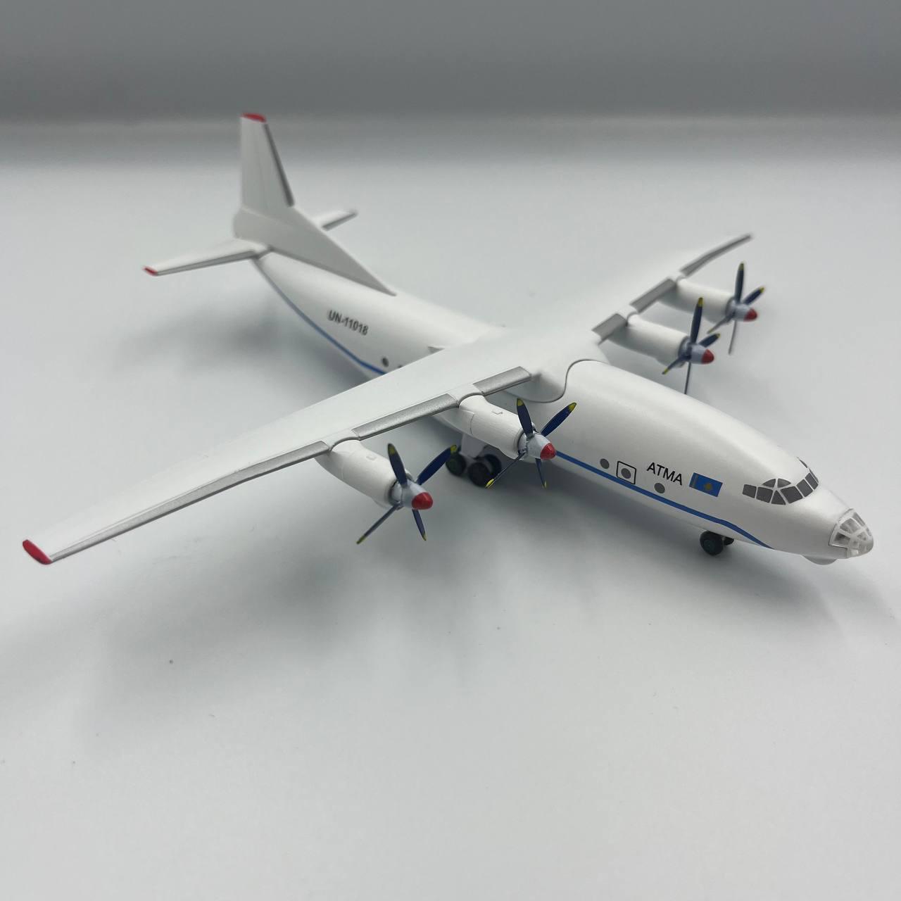 Модель літака Антонов Ан-12 ATMA UN-11018 1:200 (205035)