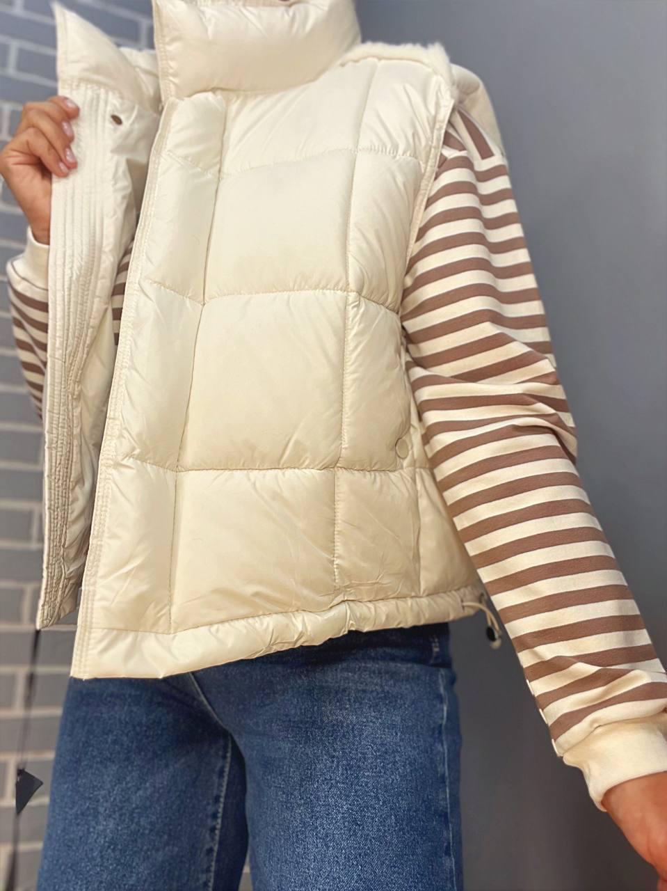 Жилетка жіноча Lady Yep 9039 стьобана коротка вставка з екошкіри на спині р. 46 Молочний (2645) - фото 6 Жилетка жіноча Lady Yep 9039 стьобана коротка вставка з екошкіри на спині р. 46 Молочний (2645) - фото 6