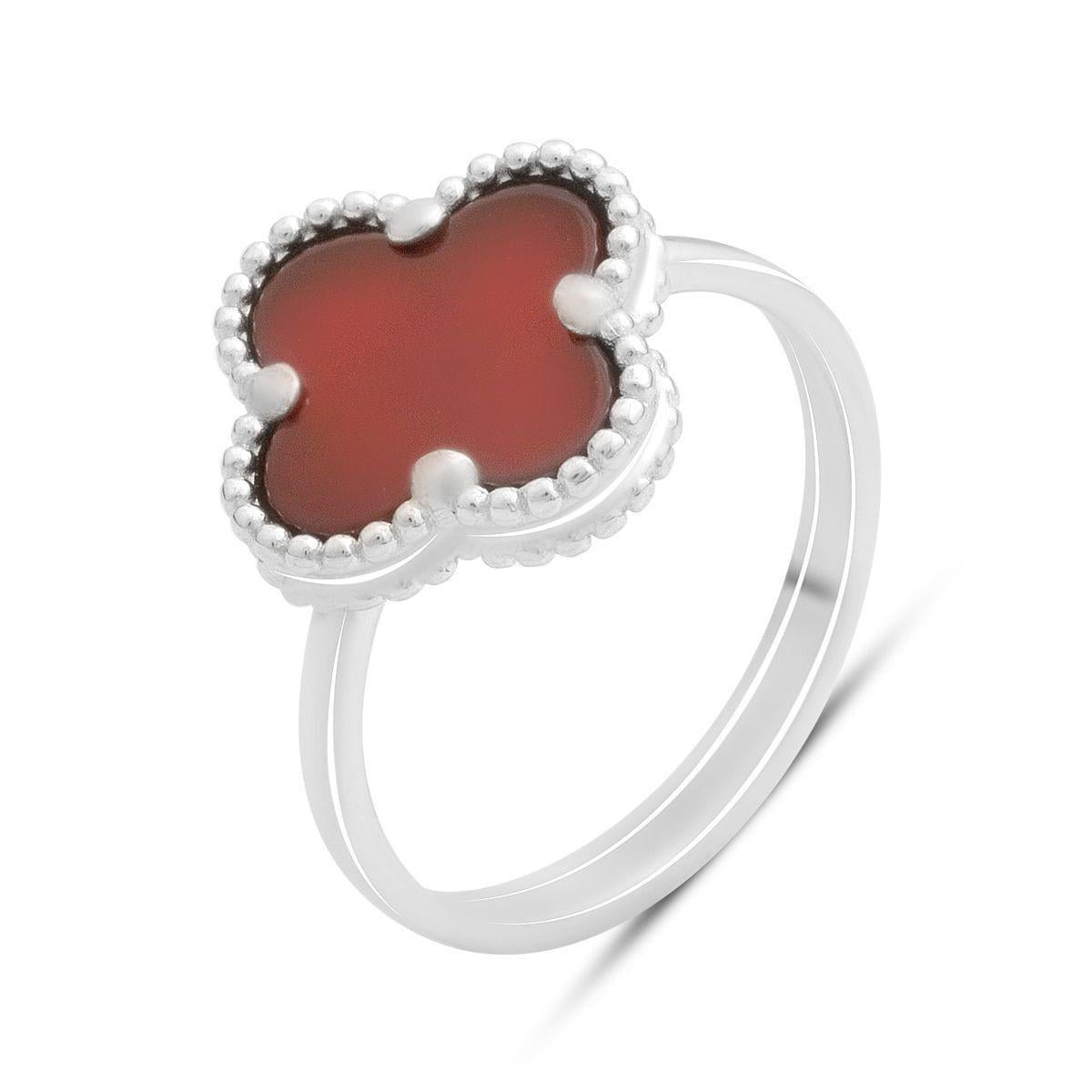 Кольцо серебряное с агатом в форме четырехлистника с гладкой шинкой р. 18,5