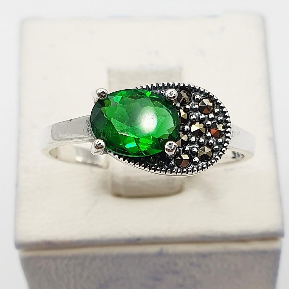 Кольцо серебряное с изумрудом и марказитом р. 20 2,45 г (2724139646)